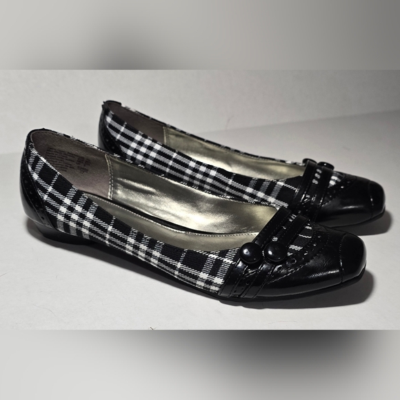 FIONI size 7.5 Stylish Black & White Plaid Women's Flats In EXCELLENT CONDITION - Picture 3 of 10